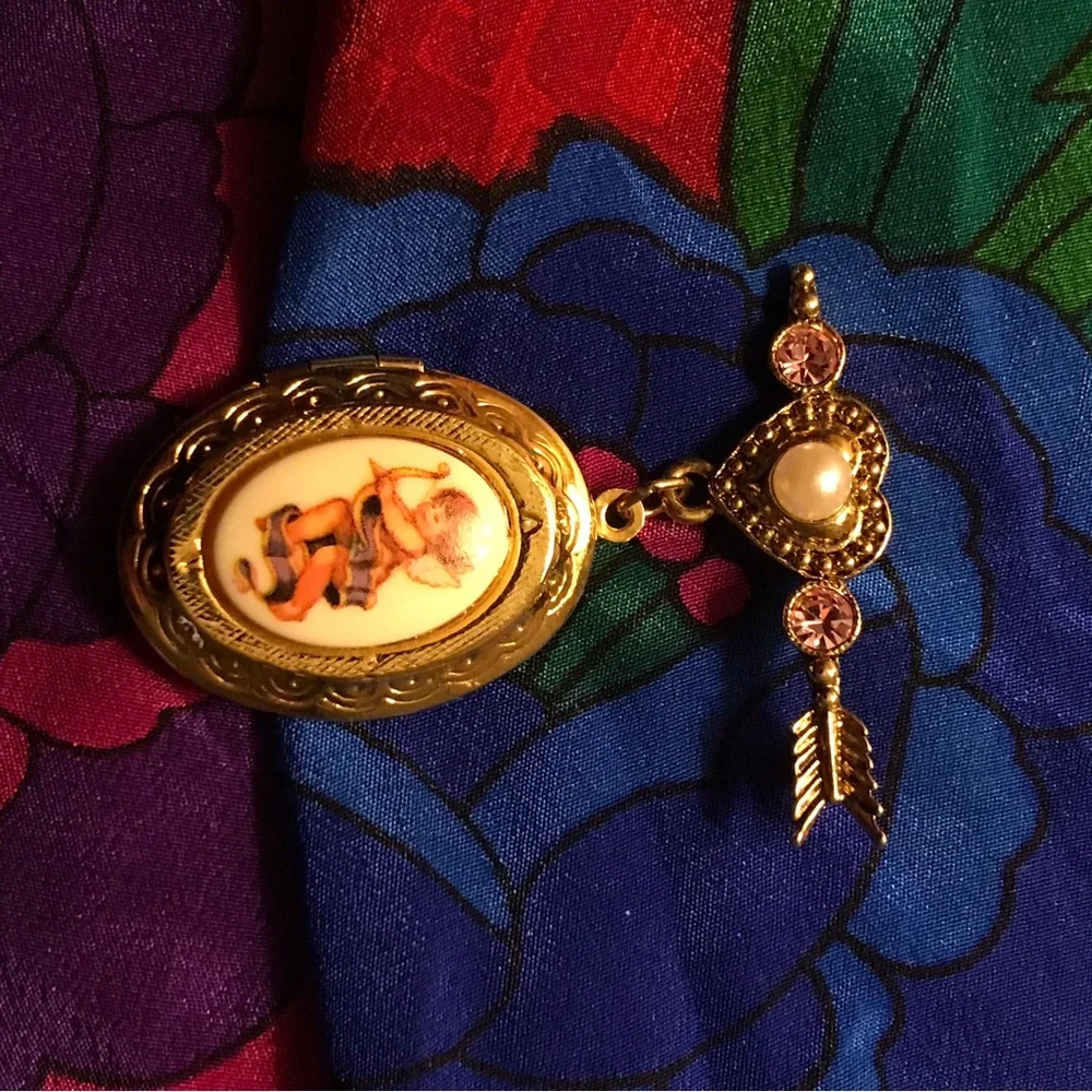 Vintage Cupid Gold Locket with Cherub Design Charm - Picture 8 of 9